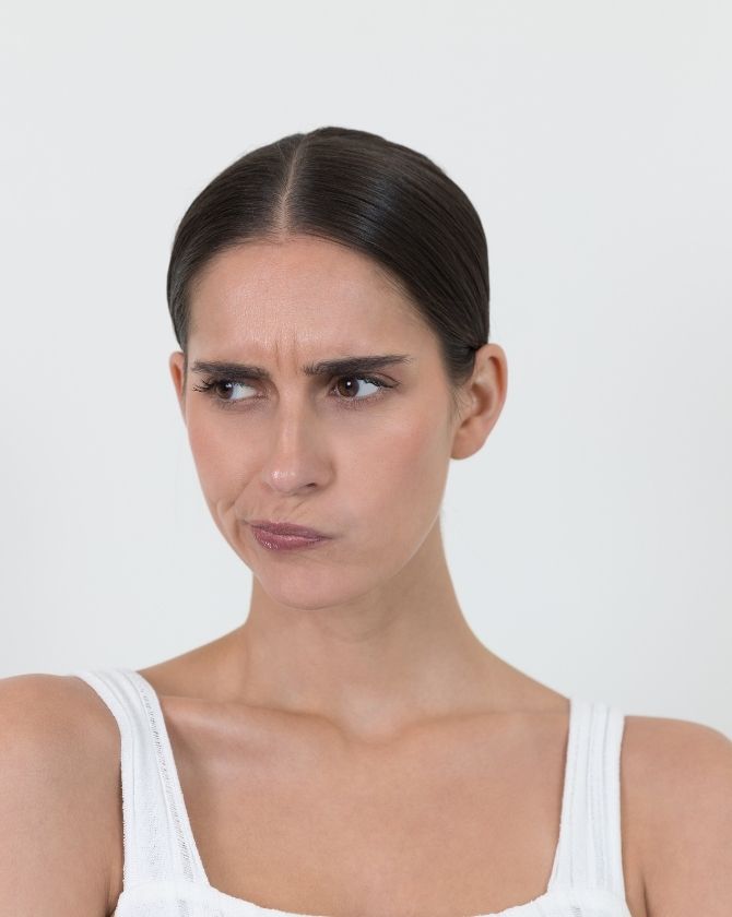 Schéma représentant les principales causes d'un teint terne : pollution, fatigue, stress et accumulation de cellules mortes