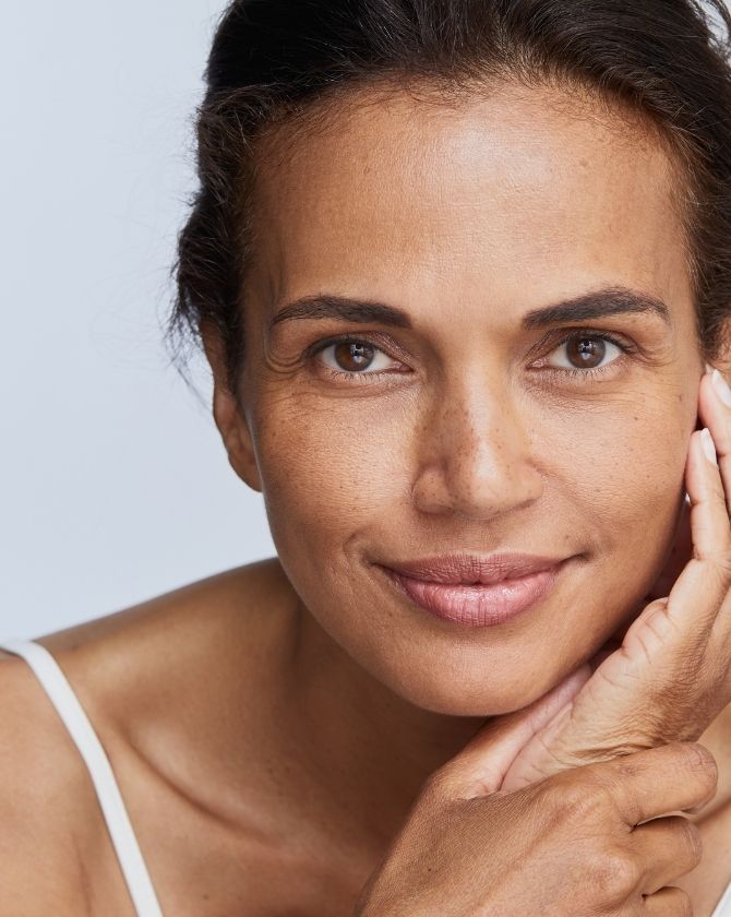 visage d'une femme avant rajeunissement du regard