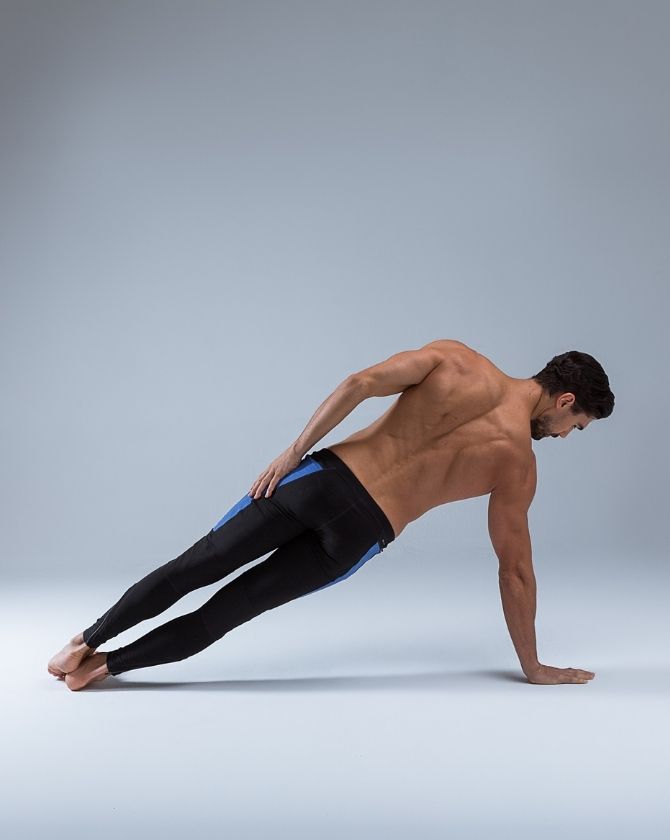 homme musclé exercice de gainage