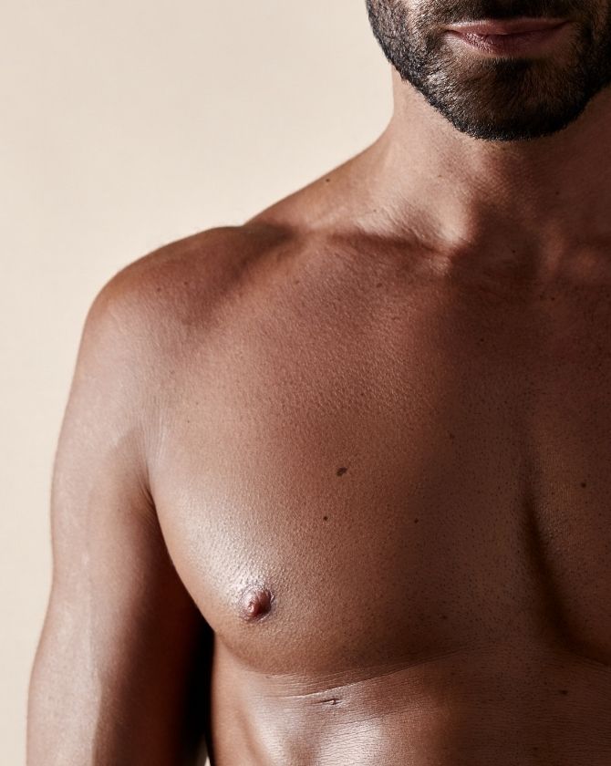 homme aux pectoraux musclés