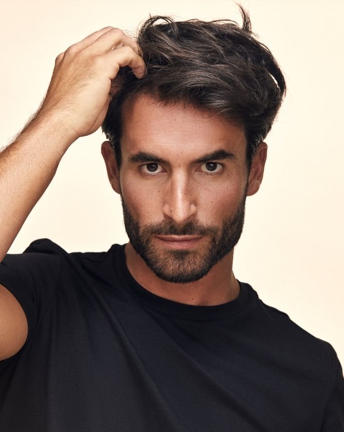 bel homme avec beaux cheveux 