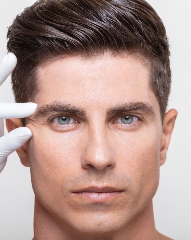 présence de patte d'oie sur le visage d'un homme