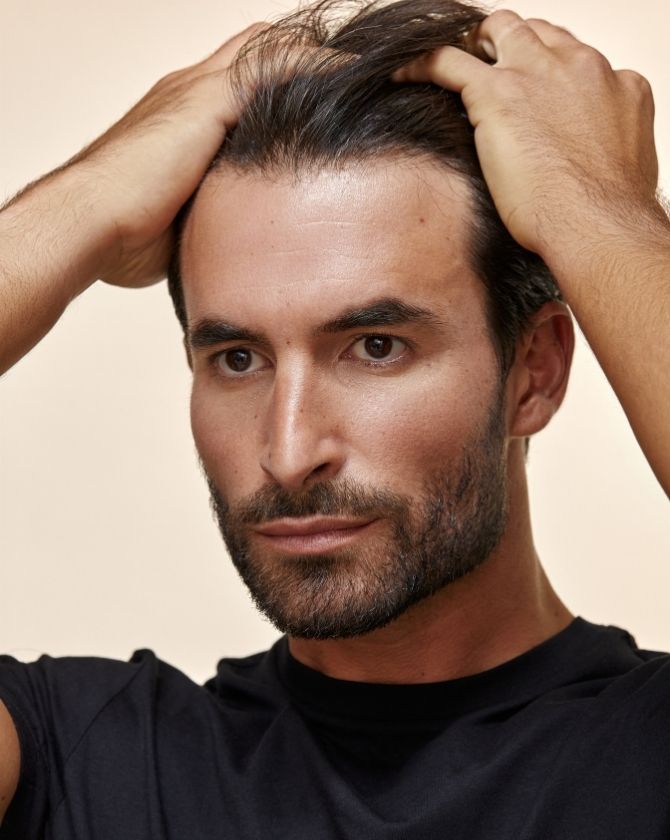 homme mains dans les cheveux