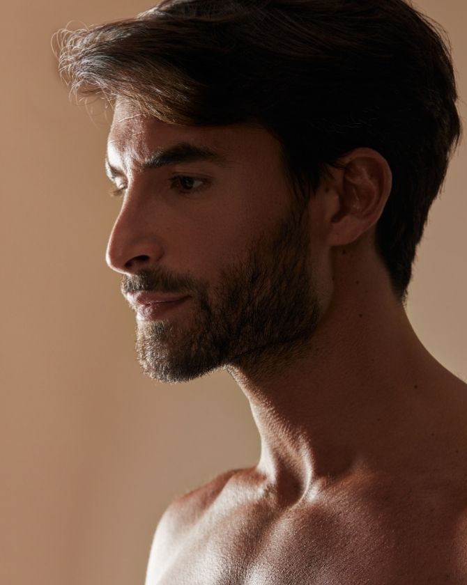 homme barbu à la machoire bien dessinée