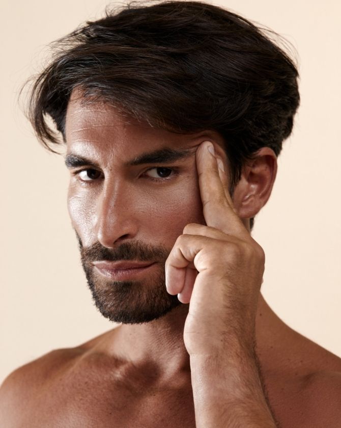 Visage d'un homme lisse après traitement de rajeunissement du visage