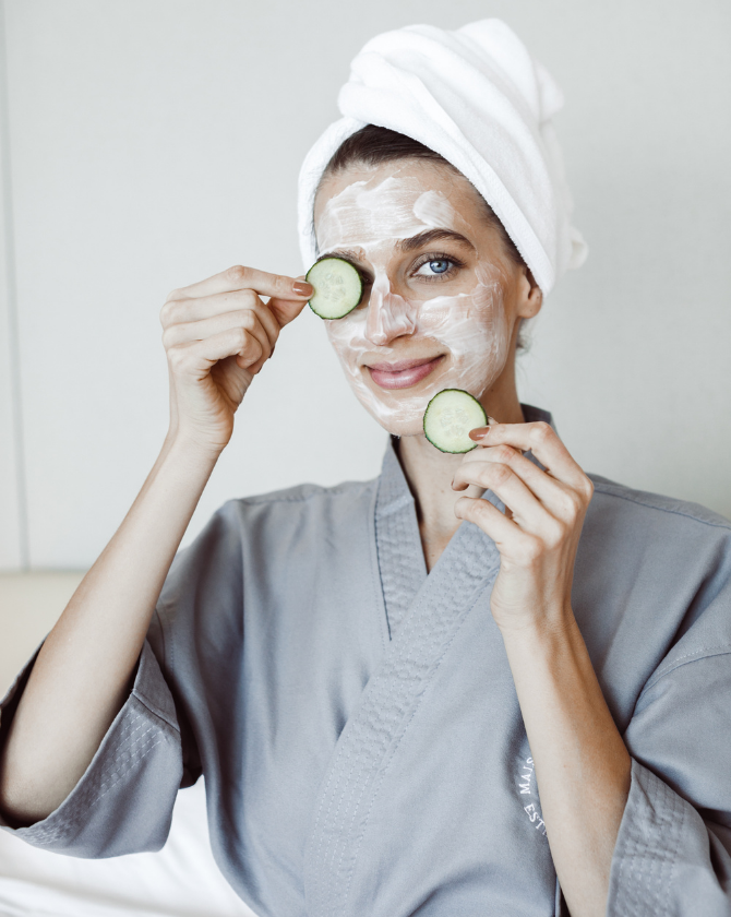 Présentation d'une routine naturelle incluant gommage, hydratation et masque à la vitamine C pour illuminer le teint